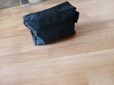 Neceser negro de viaje con cierre - miniatura 1
