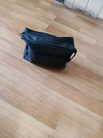 Neceser negro de viaje con cierre - miniatura 3