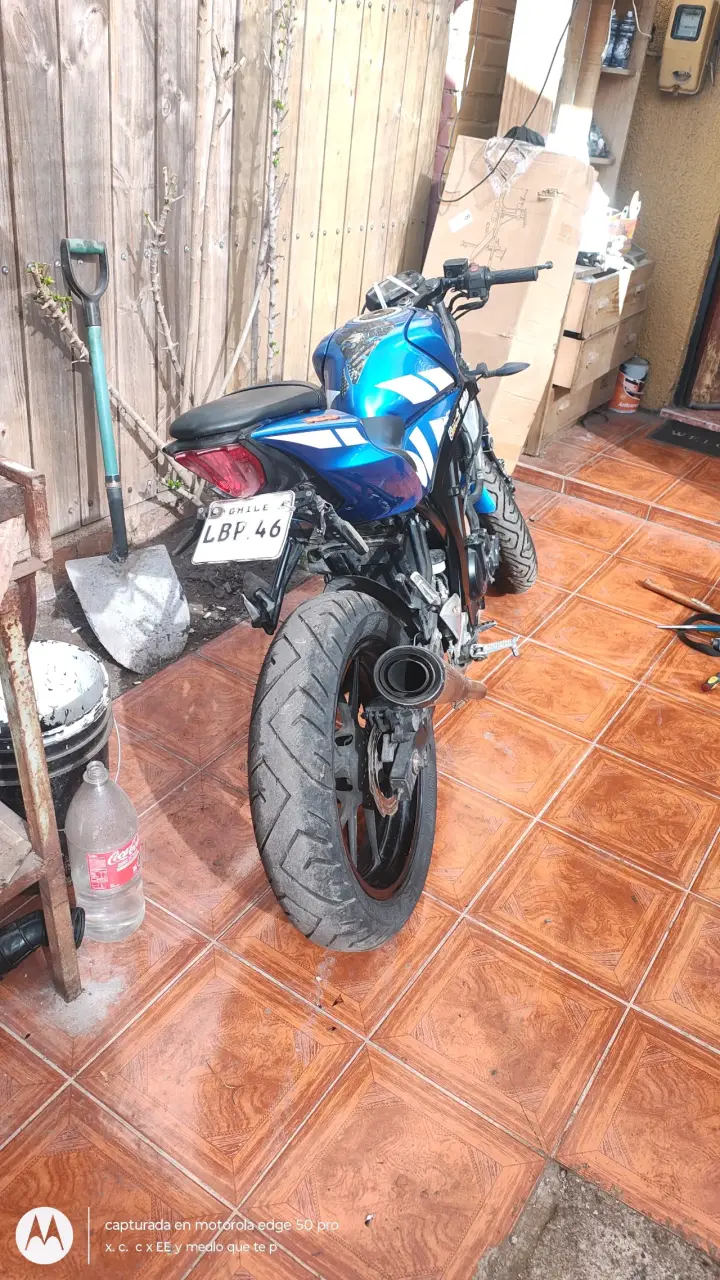 Moto Suzuki GSX-R 150cc azul en buen estado - 2