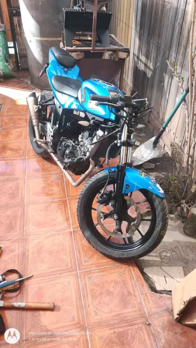 Moto Suzuki GSX-R  150cc azul en buen estado - miniatura 3