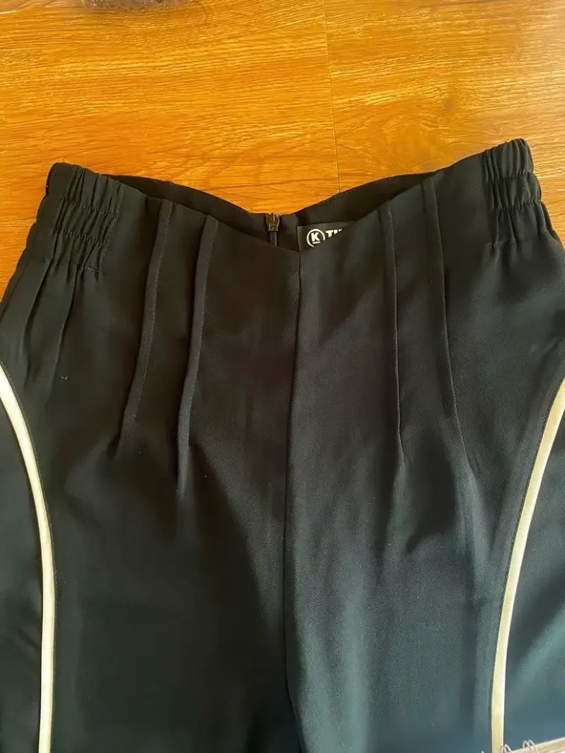 Pantalones deportivos negros con detalles blancos - 1