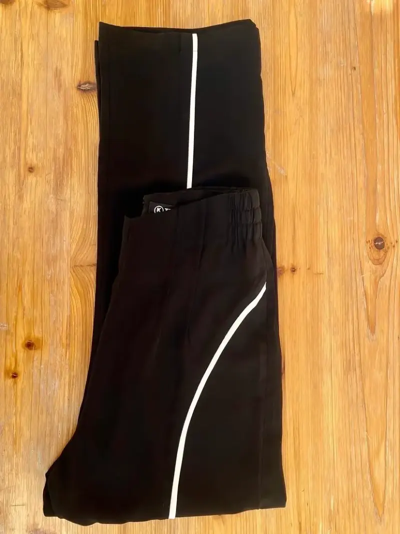 Pantalones deportivos negros con detalles blancos - 2