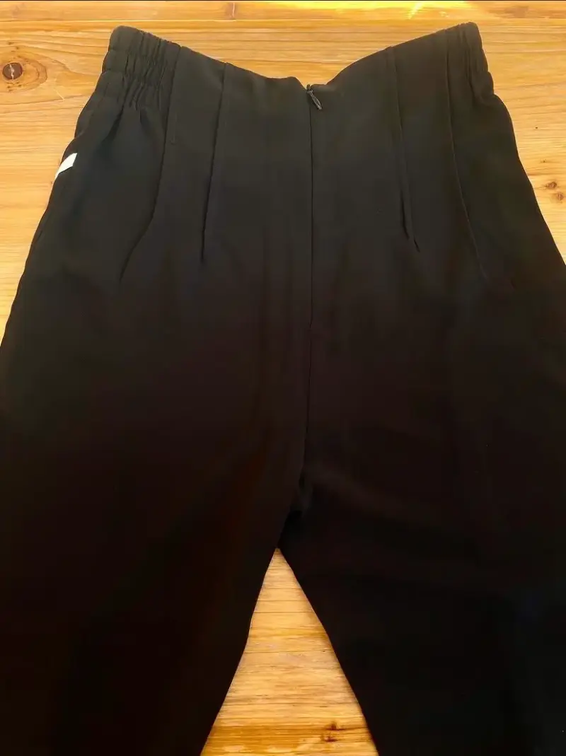 Pantalones deportivos negros con detalles blancos - 3