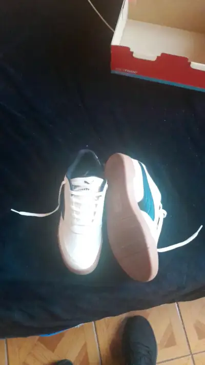 Zapatillas deportivas Puma blancas con suela de goma - miniatura 2