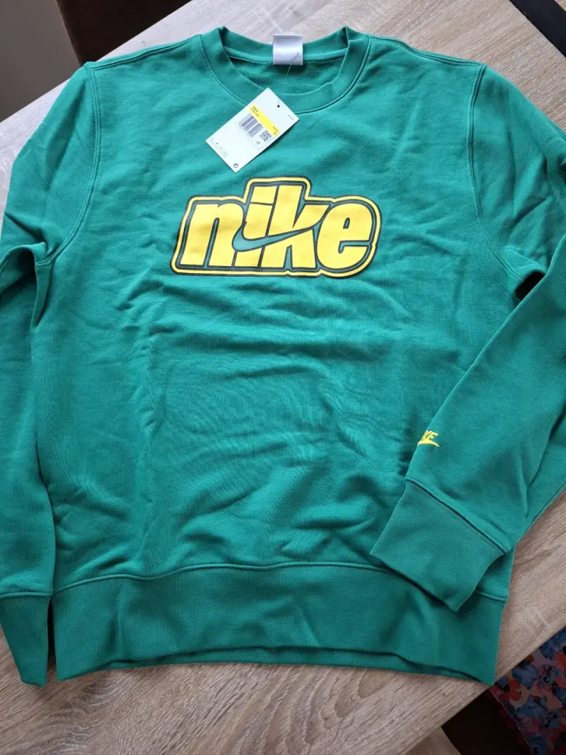 Polerón verde Nike con logo amarillo - 2