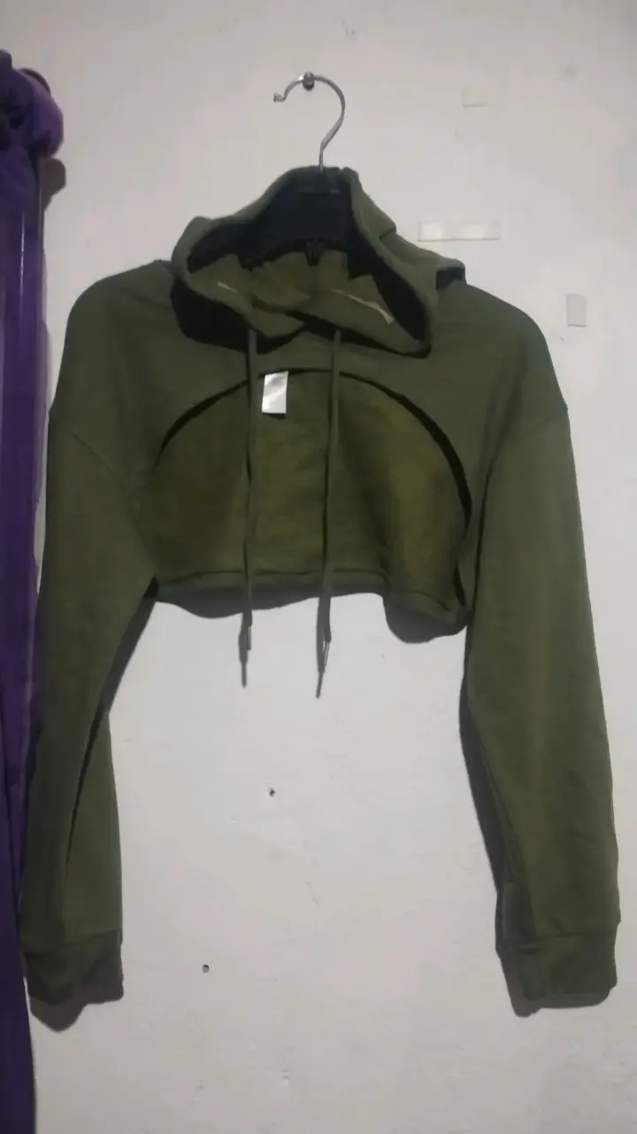 Polerón corto con capucha verde y gris - 1