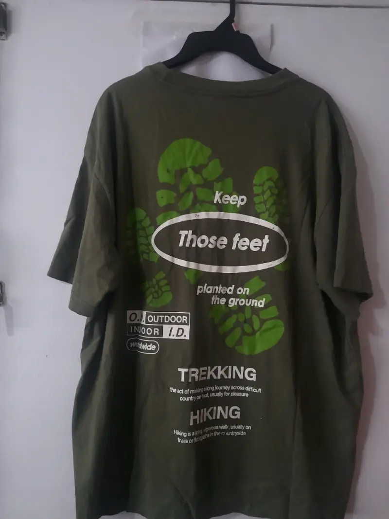 Polera verde con diseño de trekking - 2