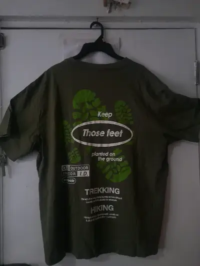 Polera verde con diseño de trekking - miniatura 3