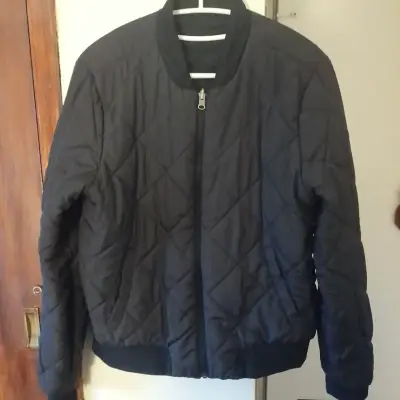 Chaqueta acolchada negra para mujer - miniatura 1