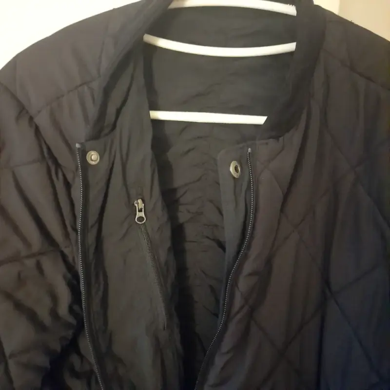 Chaqueta acolchada negra para mujer - 2