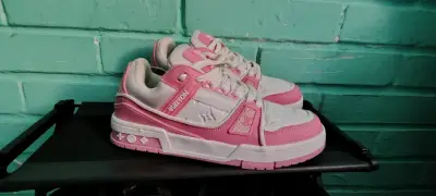 Zapatillas rosadas con blanco louis vuitton - miniatura 1