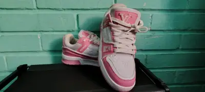 Zapatillas rosadas con blanco louis vuitton - miniatura 2