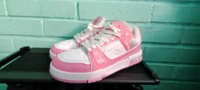 Zapatillas rosadas con blanco louis vuitton - miniatura 3