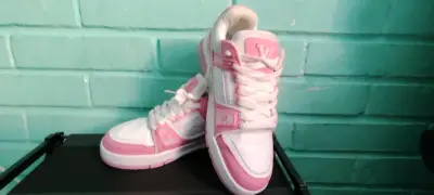 Zapatillas rosadas con blanco louis vuitton - miniatura 4
