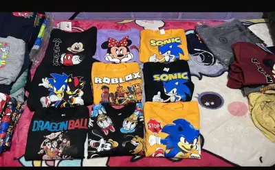 Poleras y polerones estampados de personajes animados - miniatura 1