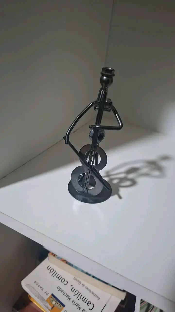 Figura decorativa de metal músico
