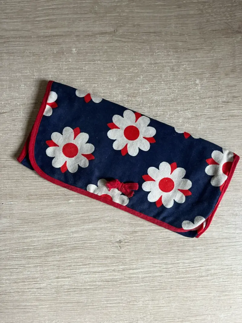 Estuche de tela con diseño floral