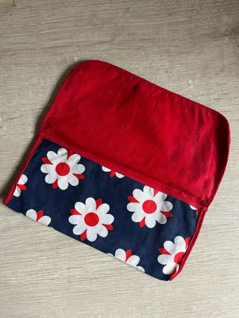 Estuche de tela con diseño floral - 2