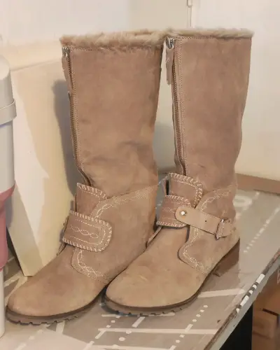 Botas de gamuza beige con forro de piel talla 36 - miniatura 1