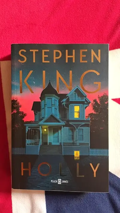 Libro 'Holly' de Stephen King en español - miniatura 1