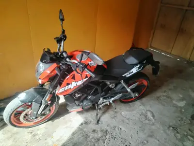 Moto KTM Duke 200 en buen estado - miniatura 1