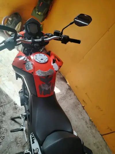 Moto KTM Duke 200 en buen estado - miniatura 3