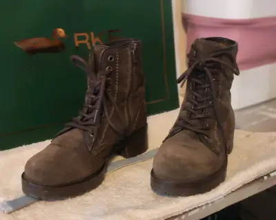 Botas de cuero marrón /verde con cierre lateral - miniatura 1
