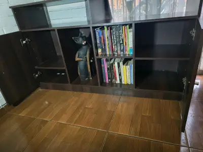 Mueble de madera con estantes y puertas - miniatura 2