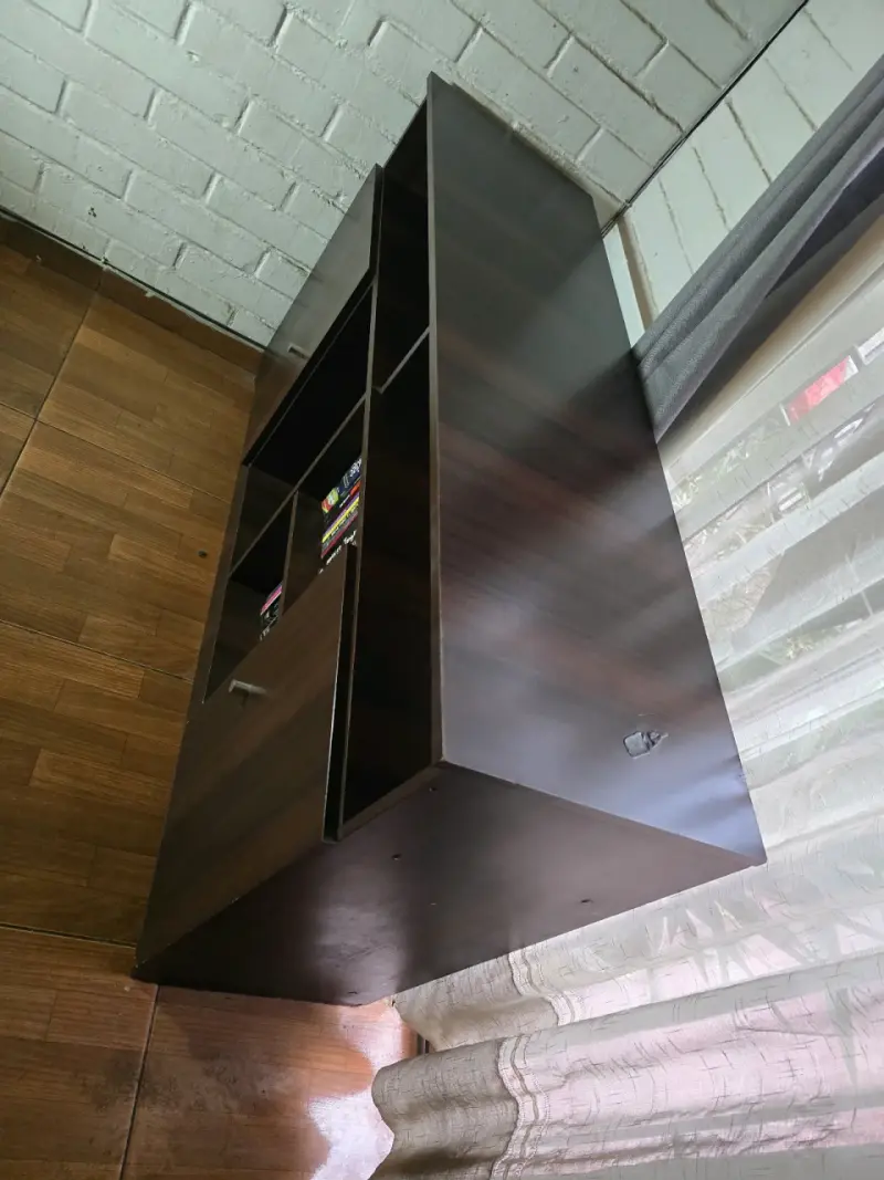 Mueble de madera con estantes y puertas - 3