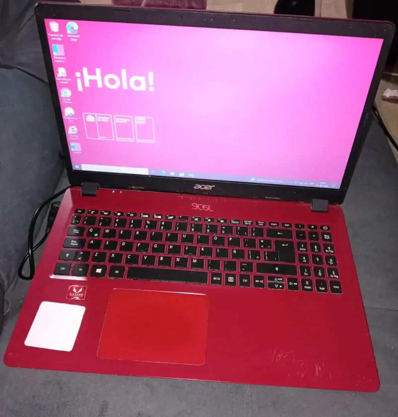 Laptop Acer roja con pantalla de 15 pulgadas