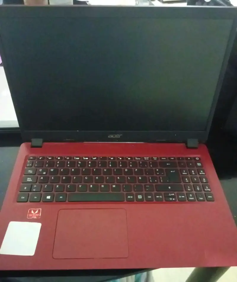 Laptop Acer roja con pantalla de 15 pulgadas - 2