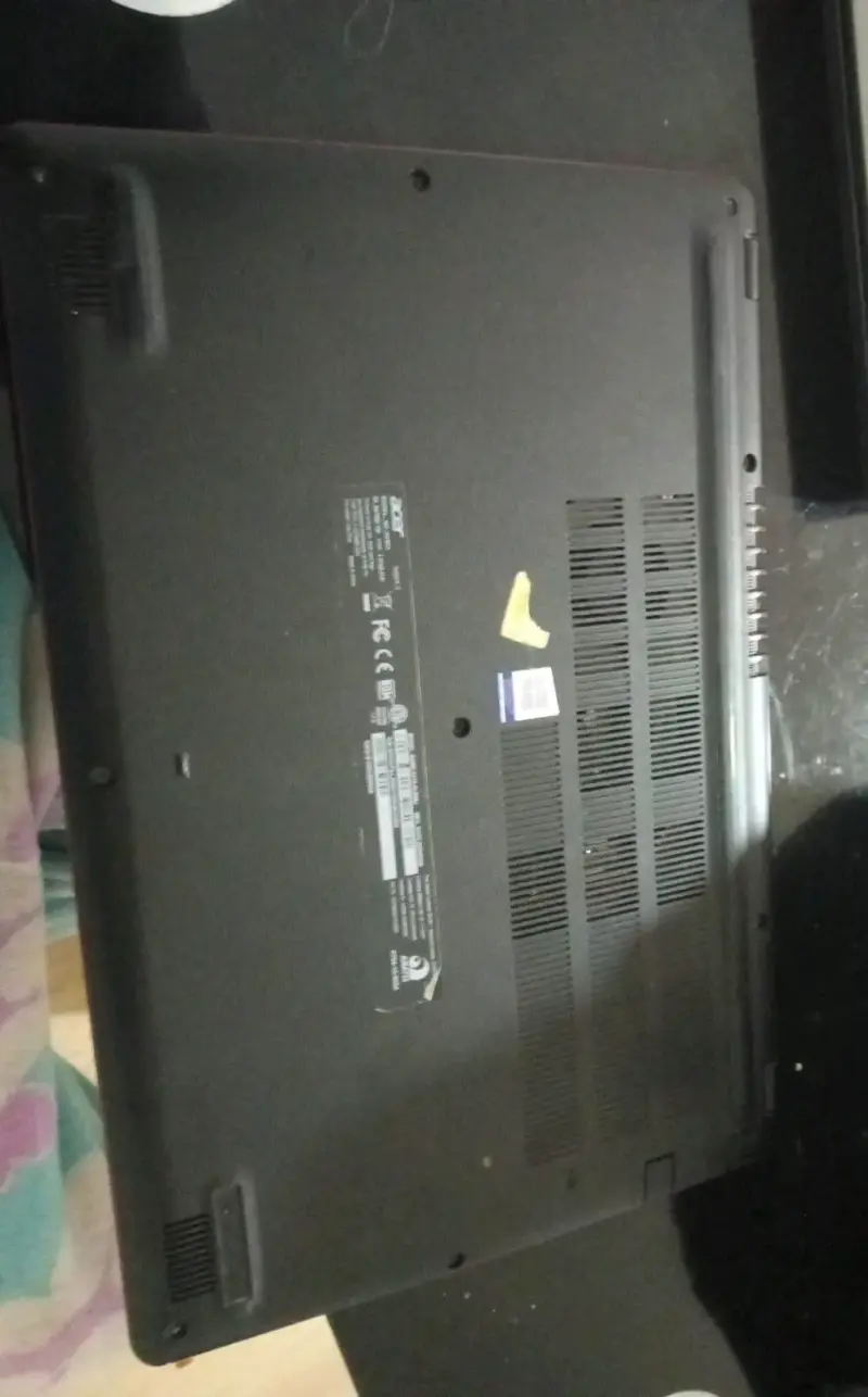 Laptop Acer roja con pantalla de 15 pulgadas - 3