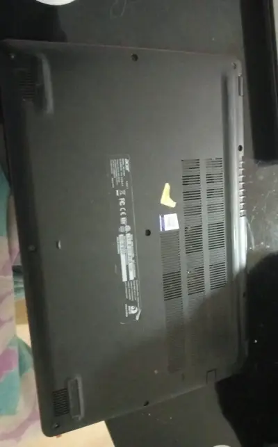 Laptop Acer roja con pantalla de 15 pulgadas - miniatura 3