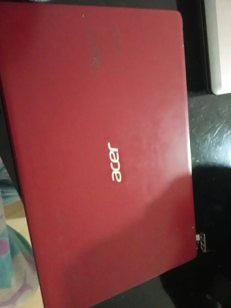 Laptop Acer roja con pantalla de 15 pulgadas - 4