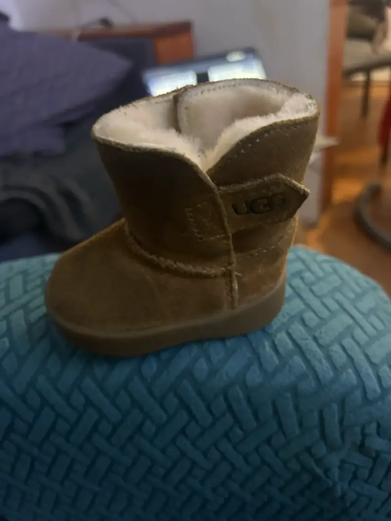 Botitas de bebé UGG marrones con forro de lana - 1