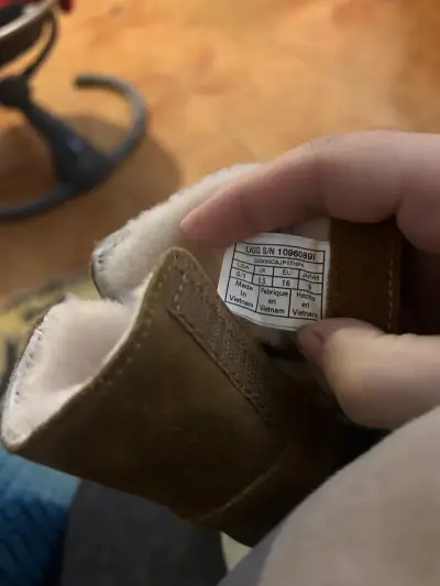 Botitas de bebé UGG marrones con forro de lana - miniatura 3