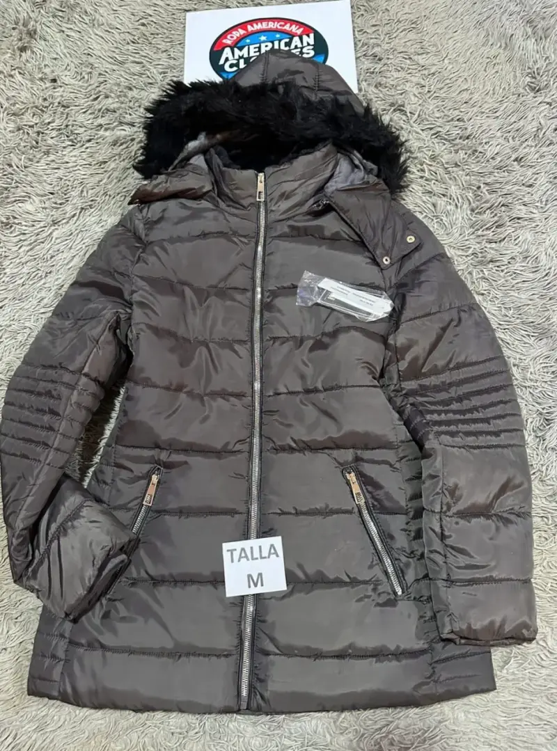 Abrigo de invierno con capucha y cierre talla M