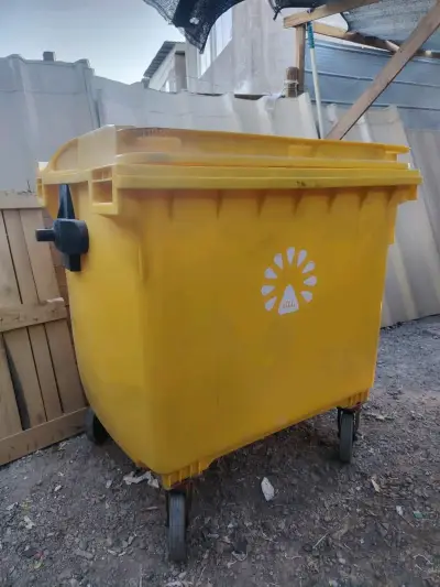 Contenedor de Basura Amarillo con Ruedas - miniatura 1