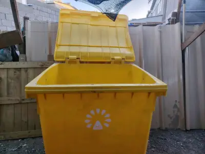 Contenedor de Basura Amarillo con Ruedas - miniatura 2