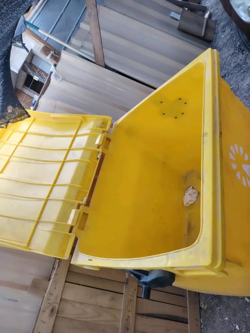 Contenedor de Basura Amarillo con Ruedas - 3