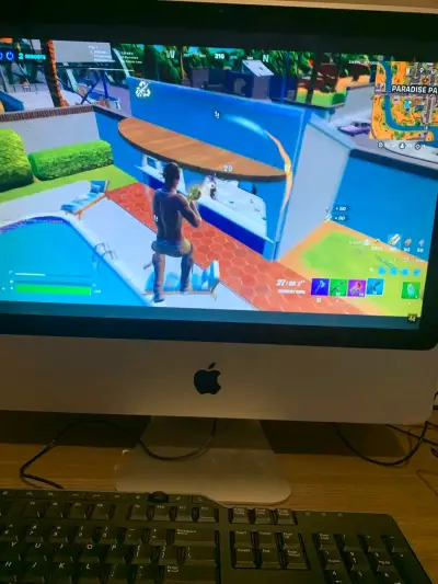 iMac de 21.5 pulgadas con teclado - miniatura 1