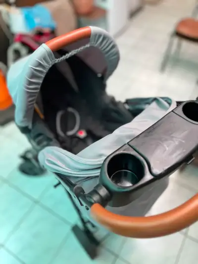 Coche de bebé Cosco con portavasos y manillar ajustable - miniatura 1