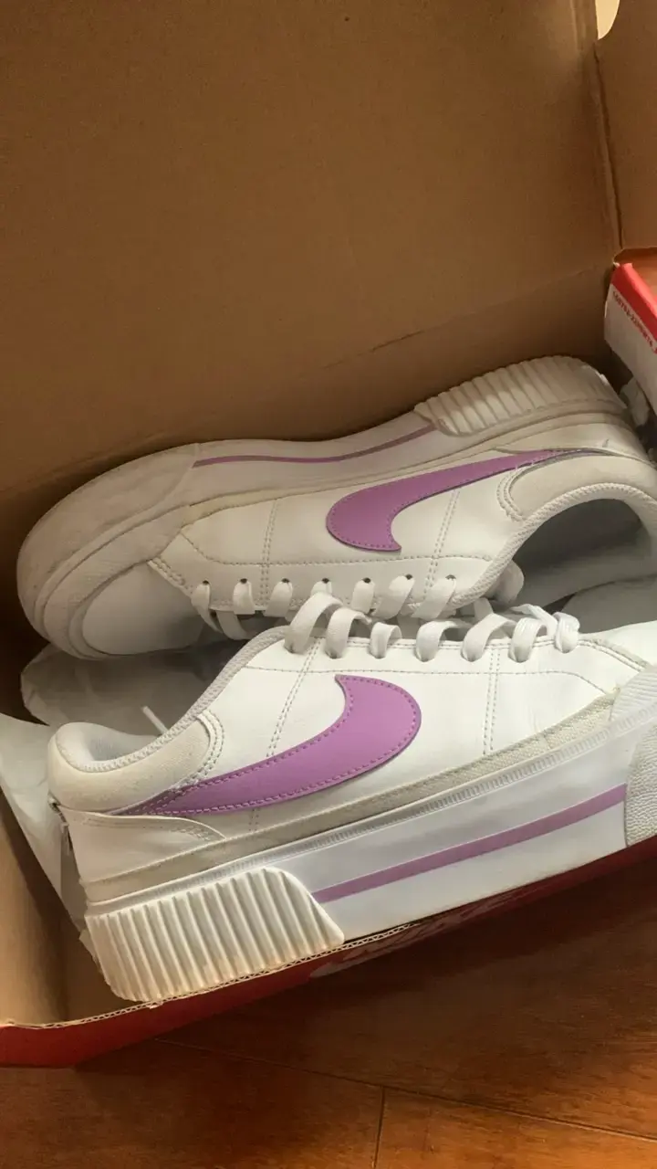 Zapatillas nike blancas con detalles morados - 1