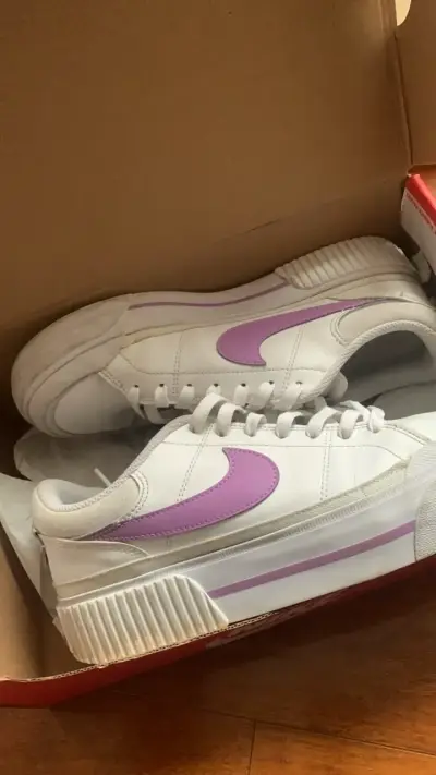 Zapatillas nike blancas con detalles morados - miniatura 1