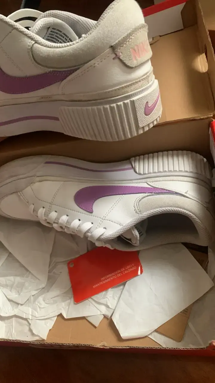 Zapatillas nike blancas con detalles morados - 2