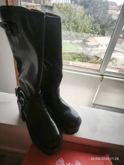 Botas negras de cuero con hebilla - miniatura 1