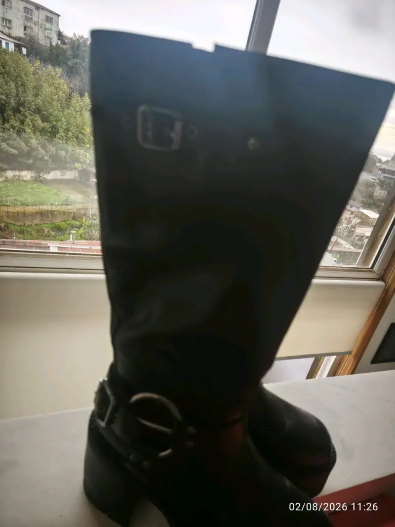 Botas negras de cuero con hebilla - 2
