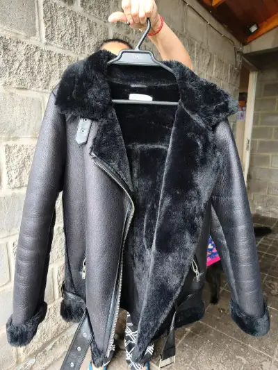 Chaqueta de cuero sintético con forro de piel negra - miniatura 1