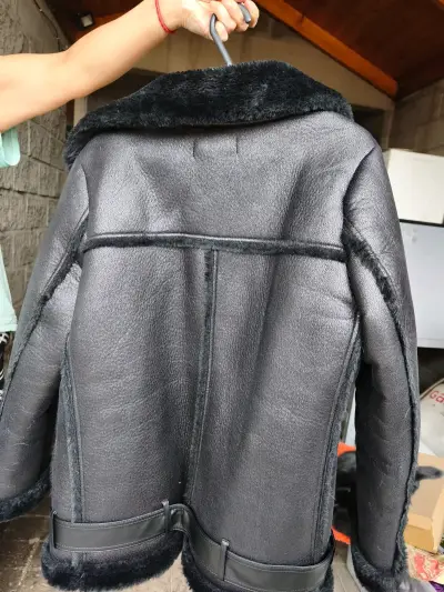 Chaqueta de cuero sintético con forro de piel negra - miniatura 2