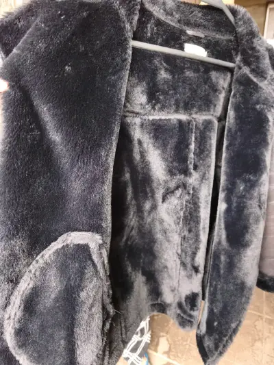 Chaqueta de cuero sintético con forro de piel negra - miniatura 3